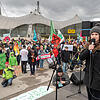 Luisa Neubauer mit Demonstranten vor der Münchner Olympiahalle bei einer Protestkundgebung anlässlich der Siemens-Hauptversammlung. ...