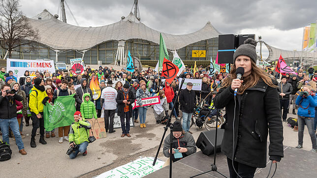 Luisa Neubauer mit Demonstranten vor der Münchner Olympiahalle bei einer Protestkundgebung anlässlich der Siemens-Hauptversammlung. ...