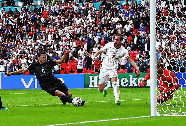 Mats Hummels (links) rettet den Ball neben Harry Kane.
