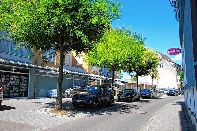 Heute steht ein großer Gebäudekomplex mit einer Ladenzeile, Wohnungen und dem Parkhaus an der Pfarrstraße.