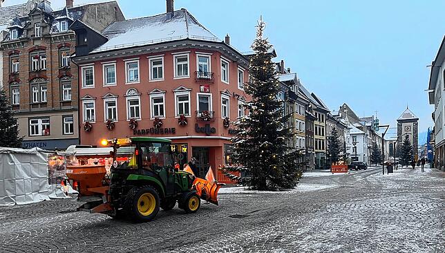 Ein Räum- und Streufahrzeug der Technischen Dienste fährt am Mittwochmorgen um 8 Uhr durch die Fußgängerzone in Villingen.
