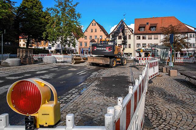 Die Straßensperrung am Adlerplatz bewegte viele Menschen, kreuzt sie doch wichtige Verkehrsadern in Meßkirch. Grund dafür ist die ...