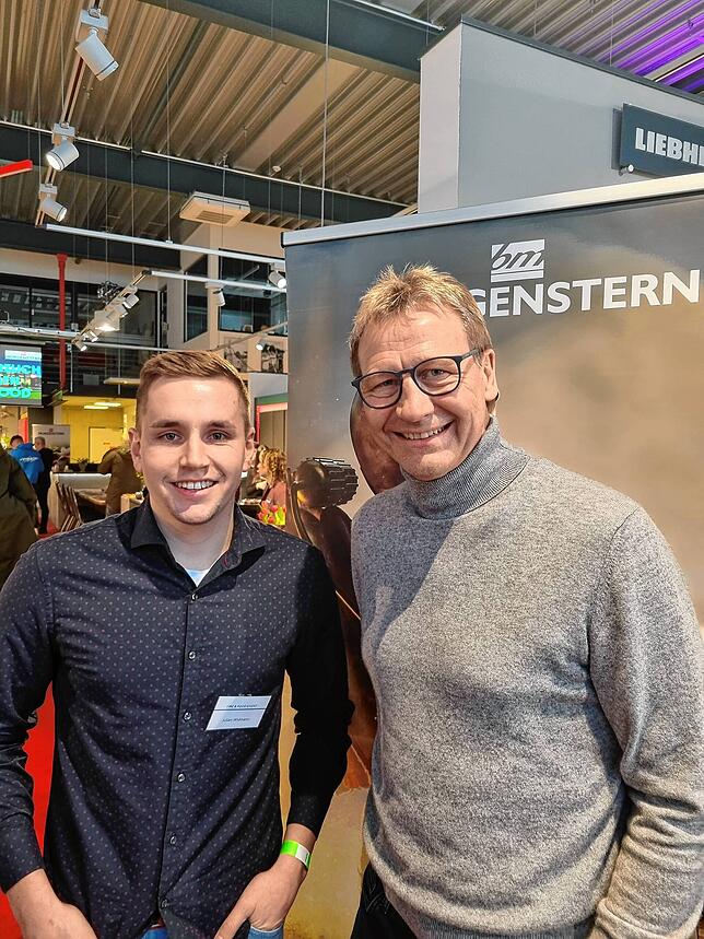 Diskutierten gemeinsam über aktuelle Fußball-Themen: SÜDKURIER-Redakteur Julian Widmann (links) und Ex-Fußball-Profi Guido Buchwald.
