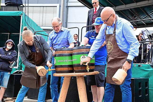 Doppelter Fassanstich. Bürgermeister Michael Rieger (rechts) und sein finnischer Amtskollege Tuomas Hirvonen eröffnen das Stadtfest ...