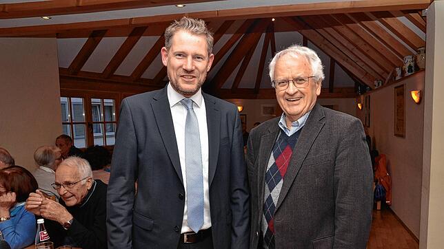 Landrat Luca Prayon (links) als Gast in Ernst Arneggers Bürgerrunde „I mein‘ halt“: Das Publikum bekam einen großen Strauß an ...