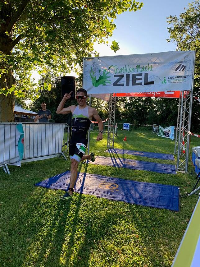 Daniel Groß beim Zieleinlauf beim diesjährigen Lauchringer Triathlon.