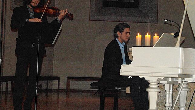 Die ungewöhnliche Gruppe zweisätziger Sonaten Mozarts hatten sich Geiger Mark Johnston und Pianist Alexander Reitenbach als Schwerpunkt ...
