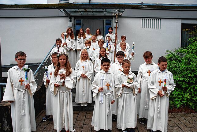 Mit einem festlichen Gottesdienst, gestaltet von Pfarrer Veit Rutowski, haben 18 Mädchen und Jungen aus Erzingen ihre erste heilige ...