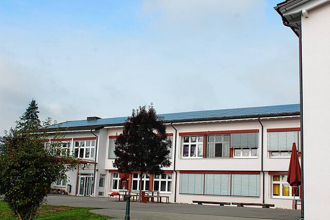 Auch mithilfe der PV-Anlage auf dem Dach der Grundschule Nenzingen wird viel Strom für die Gemeinde erzeugt.
