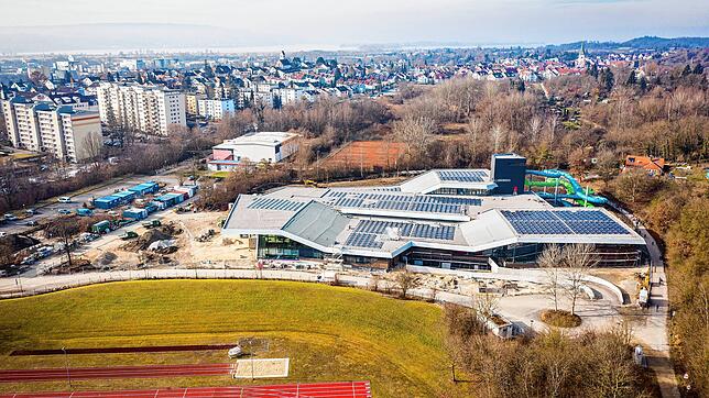 Das neue Schwaketenbad aus der Luft: Die offizielle Eröffnung ist am 1. April, vorab haben SÜDKURIER-Leser Gelegenheit zu einer ...