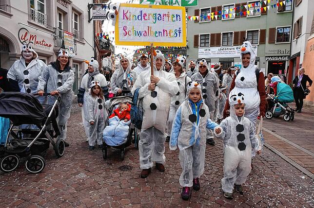Süße Vögel: Der Kindergarten Schwalbennest bietet beim Kinderumzug einen schönen Anblick.