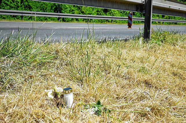 Eine Kerze an der Unfallstelle erinnert an den verstorbenen 58-jährigen Autofahrer.
