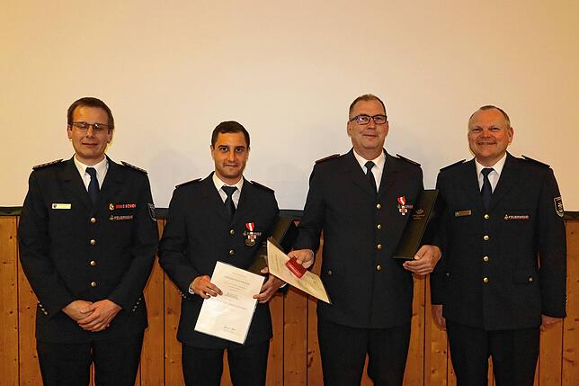 15 Jahre im aktiven Dienst der Freiwilligen Feuerwehr Salem: Kommandant Jochen Fuchs (links) und der stellvertretende Kreisbrandmeister ...