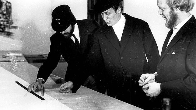 In festlichem Gewand wurde am 13. Oktober 1976 der erste – goldene – Schienennagel für die bis heute existierende Modellbahnanlage in ...