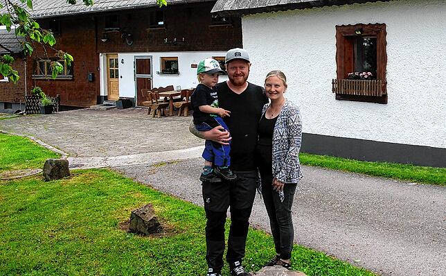 Martin Ketter – hier mit Frau Vanessa mit Sohn Jaron – baute sein Elternhaus in eine Ferienwohnung um.