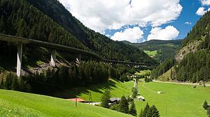 An der Luegbrücke wird inzwischen gebaut - zudem gibt es eine veränderte Verkehrsführung. Das sorgt für Staus. (Archivbild)