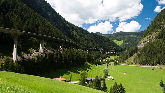 An der Luegbrücke wird inzwischen gebaut - zudem gibt es eine veränderte Verkehrsführung. Das sorgt für Staus. (Archivbild)