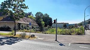 Das Gelände an der Friedenslinde-Kreuzung liegt brach. Der Projektentwickler für das dort geplante Wohn- und Geschäftsquartier erklärt, ...