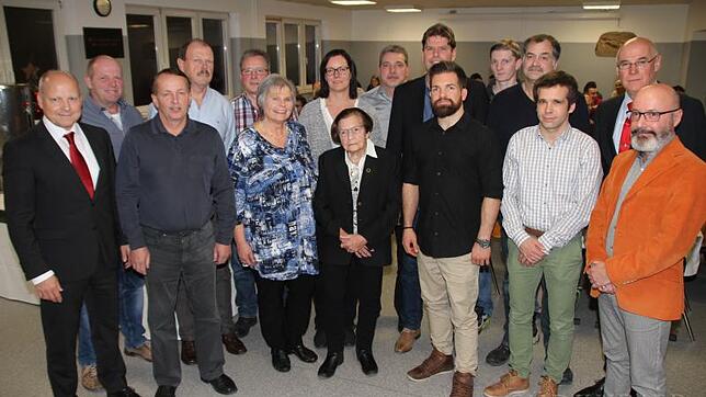 Die Mall-Geschäftsführer Markus Grimm (2. von rechts) und Wolfgang Hofmann (links) bedanken sich bei der Belegschaft für das Erreichte. ...