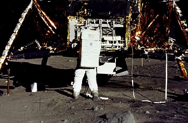 Auf diesem Bild sind unten die Vermessungskreuze gut zu erkennen. Oft werden sie aber vom Motiv überlagert, wie hier vom Lunar Module.