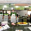 Sehr gut organisiert ist die Hähnchenbraterei beim Gaszug Randen. Christian Greitmann, Dietmar Labor, Sascha Meyer, Fabian Hettich und ...