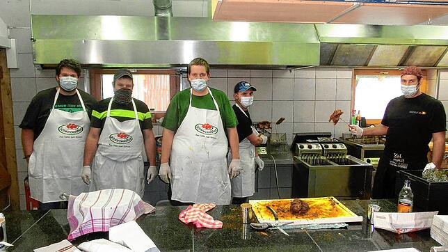Sehr gut organisiert ist die Hähnchenbraterei beim Gaszug Randen. Christian Greitmann, Dietmar Labor, Sascha Meyer, Fabian Hettich und ...