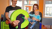 Martin und Madeleine Kretzschmar erholen sich mit den Kindern Hans und Kurt von einer schweren Zeit. Kurt war mit vier Monaten an ...