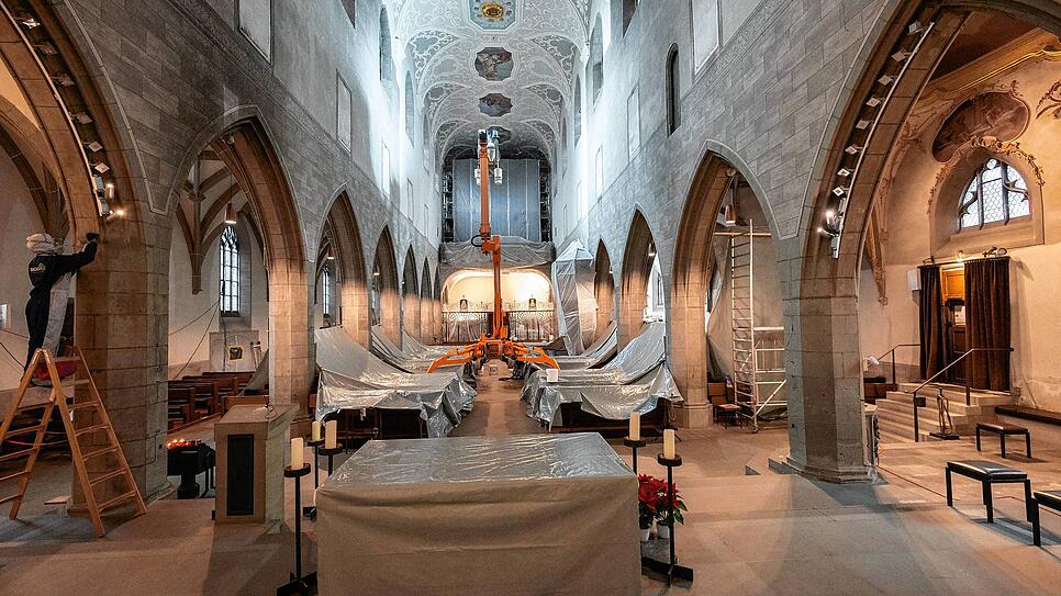 Bild : Im Radolfzeller Münster wird geschossen &ndash; zumindest um die Wände wieder erstrahlen zu lassen. So laufen die Reinigungsarbeiten in den historischen Gemäuern