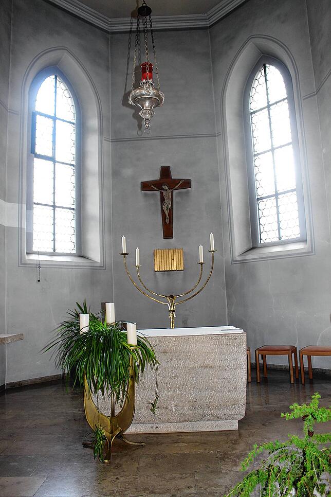 Der Altarraum mit dem Kruxifix. Der Corpus darauf ist das wertvollste Objekt der Kirche, er stammt aus dem 15. Jahrhundert.
