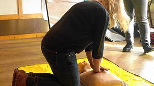An einer mitgebrachten Übungspuppe führten die Teilnehmer eine Herzdruckmassage durch. Bild: Karin Steinebrunner