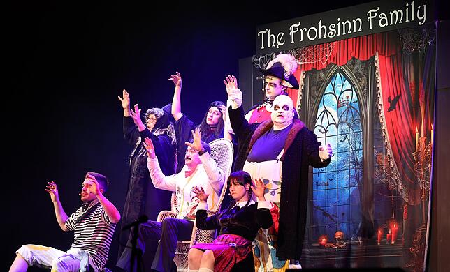Eine Hommage an die Fernsehserie „The Addams Family“ (stehend, von links): Monika Rothweiler, Amelie Hauger, Leon Rothweiler, Michael ...