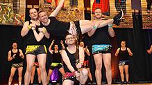 Männerballett: Diese 13 Männer flitzen beim Zunftball über die Schwenninger Bühne und bekommen dafür lang anhaltenden Beifall von den ...