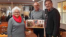 Maria Fleig, Alfred Moosmann und Fritz Wöhrle mit Puppenstube. Bild: Moosmann