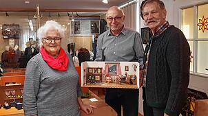 Maria Fleig, Alfred Moosmann und Fritz Wöhrle mit Puppenstube. Bild: Moosmann