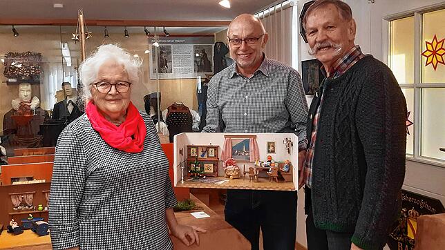 Maria Fleig, Alfred Moosmann und Fritz Wöhrle mit Puppenstube. Bild: Moosmann