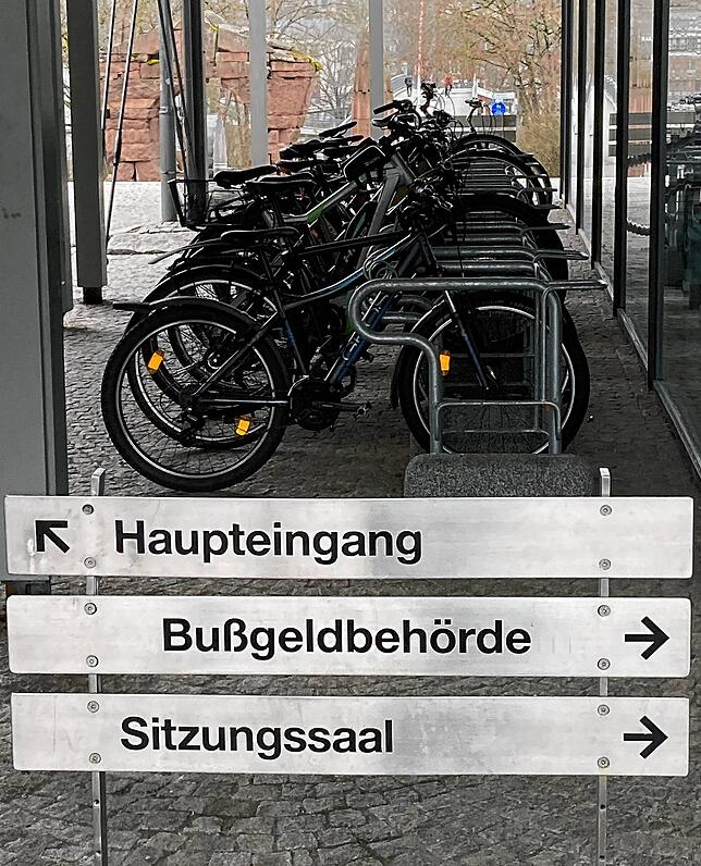 Selbst bei mittelprächtigem Frühlingswetter gibt es kaum freie Fahrradstellplätze am Landratsamt. Im Sommer ist der Bedarf noch viel höher.