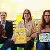 Wissen, wie gut die Stadtbibliothek Radolfzell genutzt wird (von links): Erik Hörenberg (Fachbereichsleiter Kultur bei der Stadt), Petra ...
