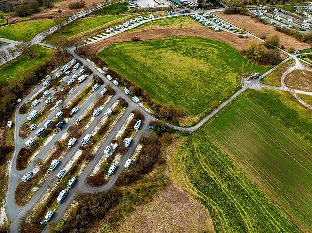 Der Wohnmobilhafen in Bad Dürrheim bietet Touristen jede Menge Platz, das zeigt unser Luftbild aus dem April 2022. Kann die Villinger ...