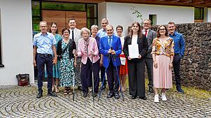 Fridolin und Lucia Bächle (vorn, Mitte) haben in Nöggenschwiel im Beisein ihrer Familie ihre eiserne Hochzeit gefeiert. Bild: Familie Bächle