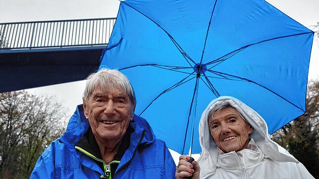 Wolfgang und Ruth Ruf an der Spetzgarter Brücke in Überlingen. Das halbe Stück fehlt noch. Trotz seiner 91 Jahre ist Wolfgang Ruf immer ...