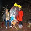 Piera Gürtler (links) und Patricia Mairle am Ende des Weihnachtsweges. Zu sehen sind ein Bild mit Maria und Josef, eine Krippe mit Stroh ...