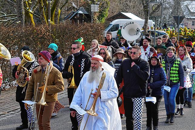 Bild 10: Bilderstory: Umzug und Narrenbaumstellen in Rickenbach begeistern die Zuschauer