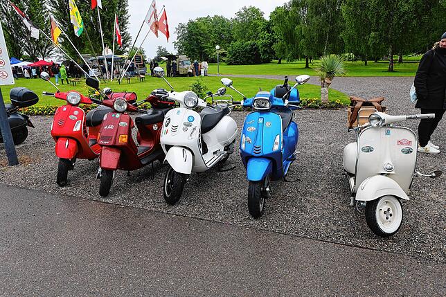 Bild 13: Vespa-Treffen am Bodensee: Am Kreuzlinger Hafen kommen drei Nationen zusammen