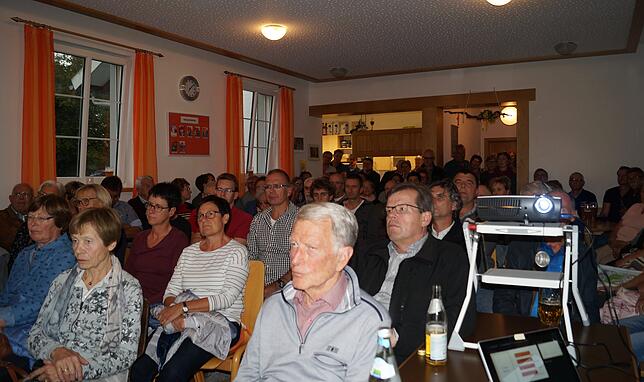 Dicht gedrängt sitzend und zum Teil stehend verfolgten die Gäste die Informationsveranstaltung und machten ihren Ängsten bezüglich der ...