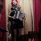 Laura Dilettante singt &bdquo;Copacabana&ldquo; als langsamen Walzer in moll.