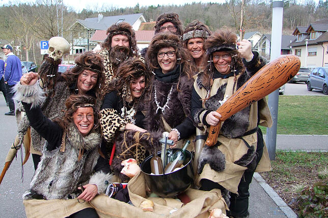 Wilde Horde: Wie diese Menschenfresser waren einige Gruppen am Schmutzige Dunschtig im Dorf närrisch unterwegs.