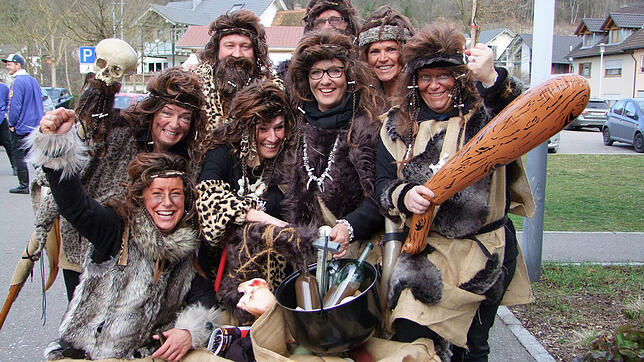 Wilde Horde: Wie diese Menschenfresser waren einige Gruppen am Schmutzige Dunschtig im Dorf närrisch unterwegs.