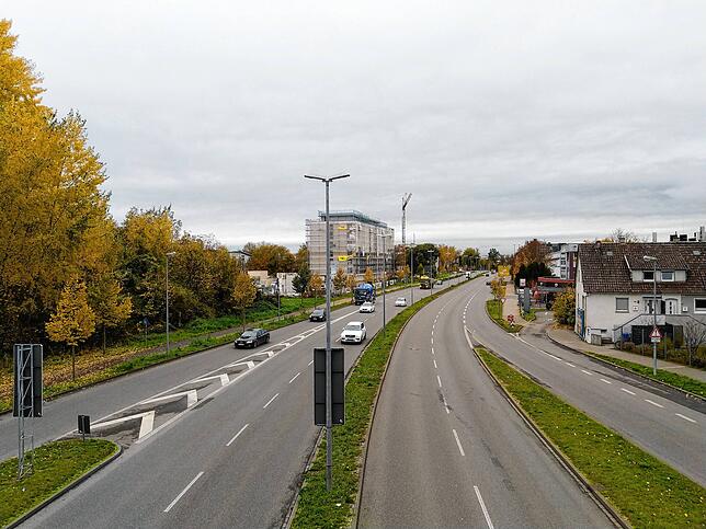 Blick auf die Reichenaustraße/B33 mit der Großbaustelle im Hintergrund.