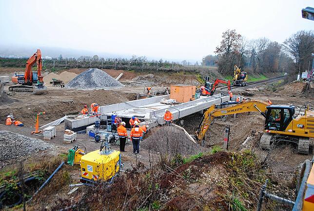 Die neue 25 Meter Bahnbrücke besteht aus einer Betonplatte, die auf der Baustelle gegossen und vergangene Woche eingeschoben wurde. Seit ...