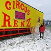Rosa Renz mit dem Lieblings-Lama Bianca vor einem renovierten Zirkuswagen. Seit über einem Jahr hängt die Familie mit ihren Tieren im ...